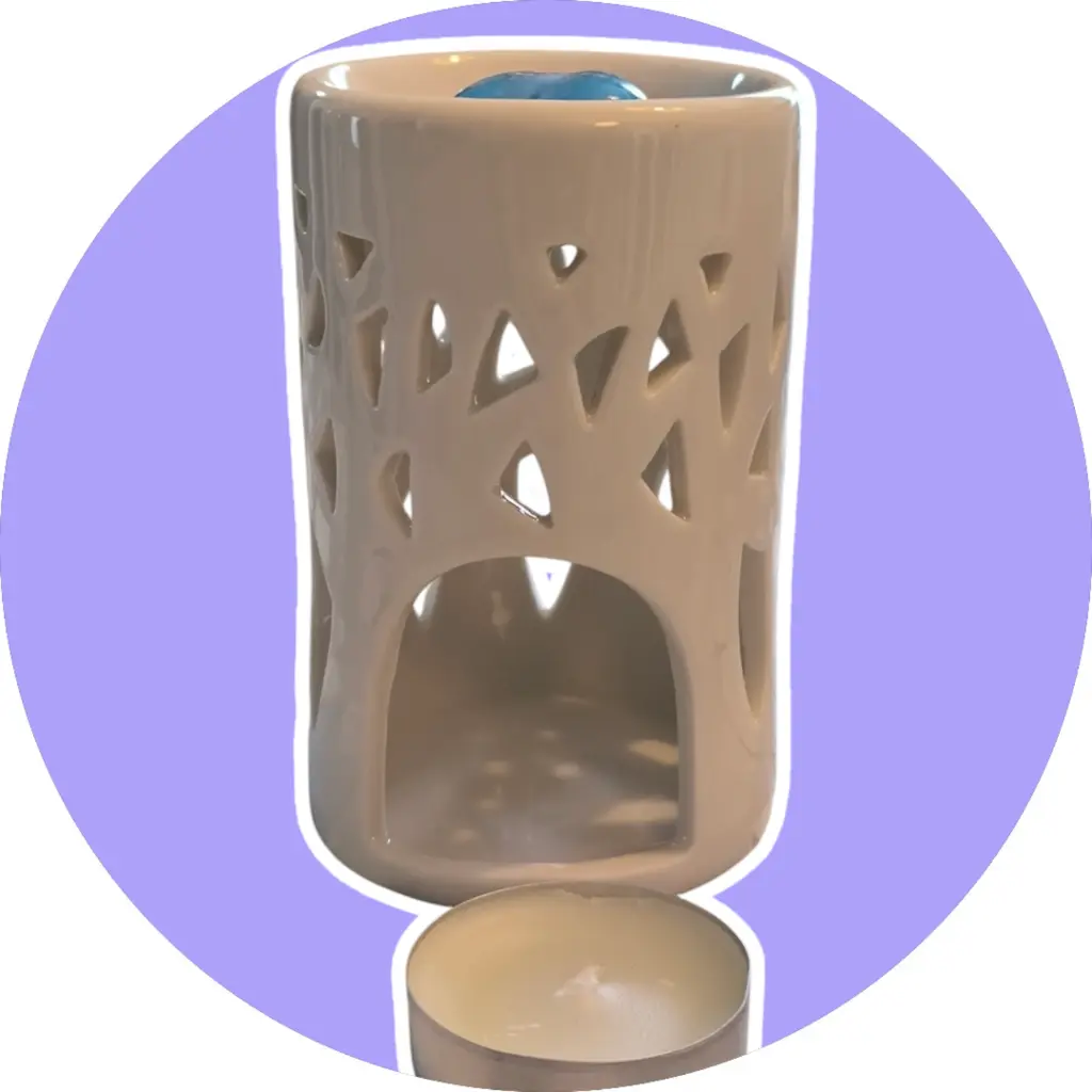 Brûleur forêt avec fondant et bougie fond violet..webp