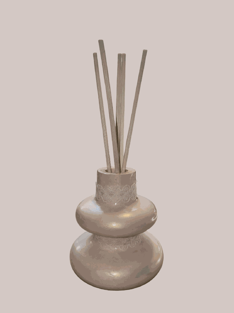 Vase vague blanc nacré batonnets.png