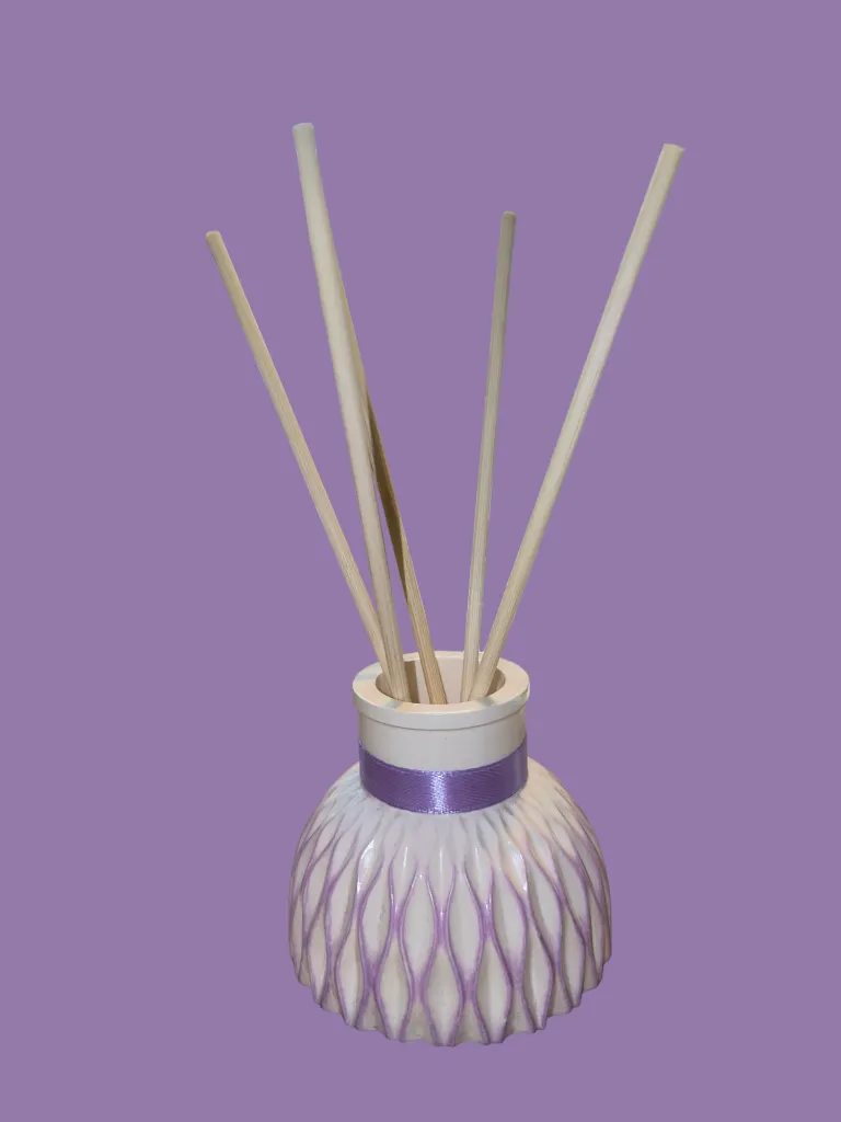 Vase strié violet batonnets.webp