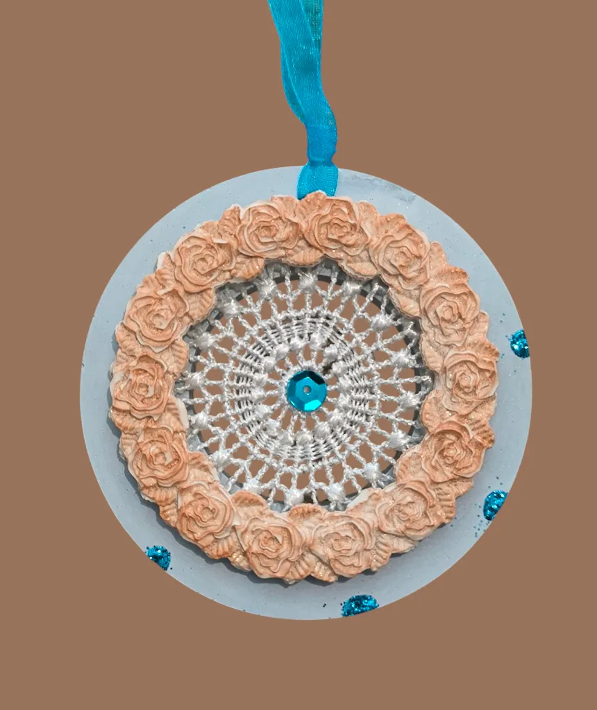 Suspension en platre rond   marron et dentelle.webp