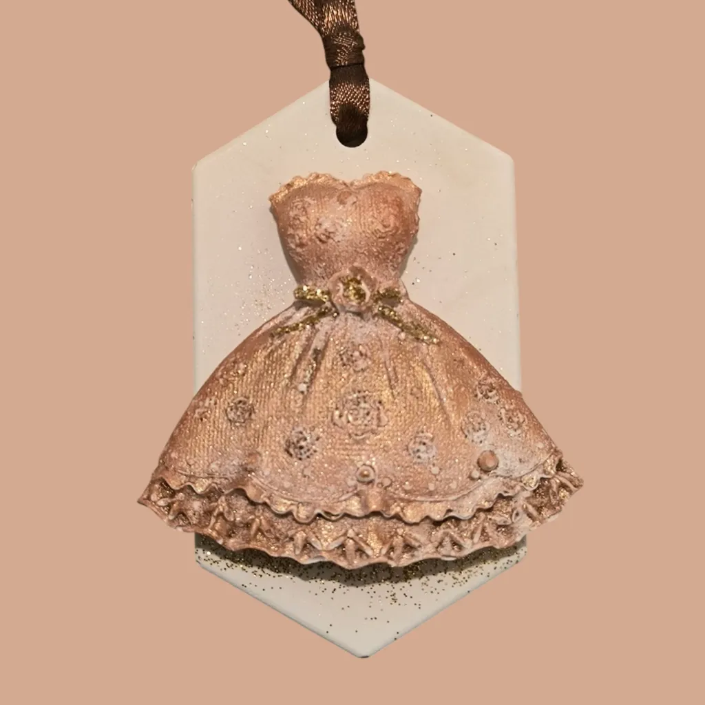 Suspension en platre robe marron.webp