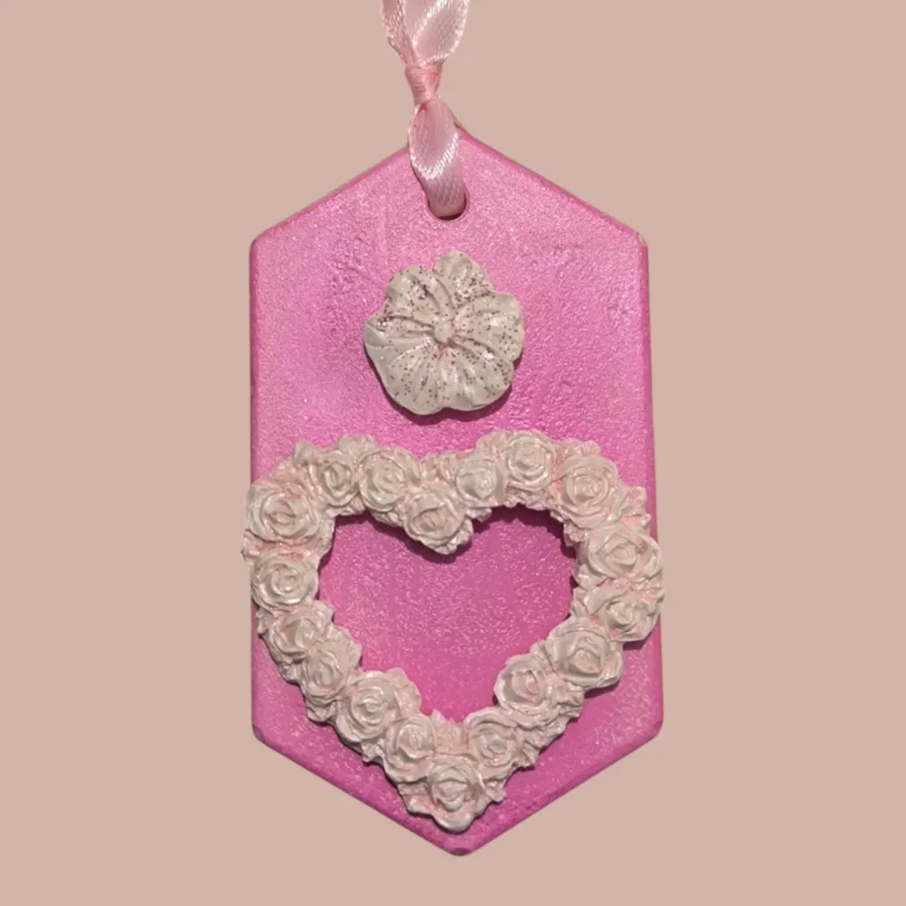 Suspension en platre coeur de roses.webp
