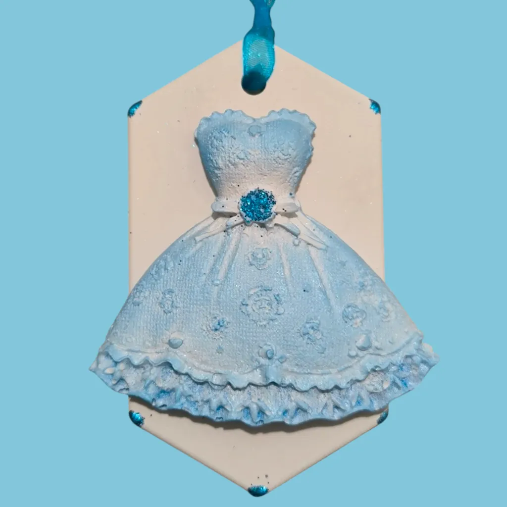 Suspension en platre robe bleu.webp