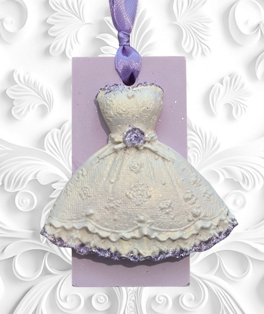Suspension en platre robe blanche et mauve.png