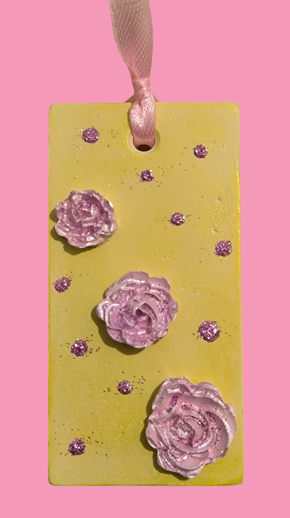 Suspension en platre jaune et rose.png