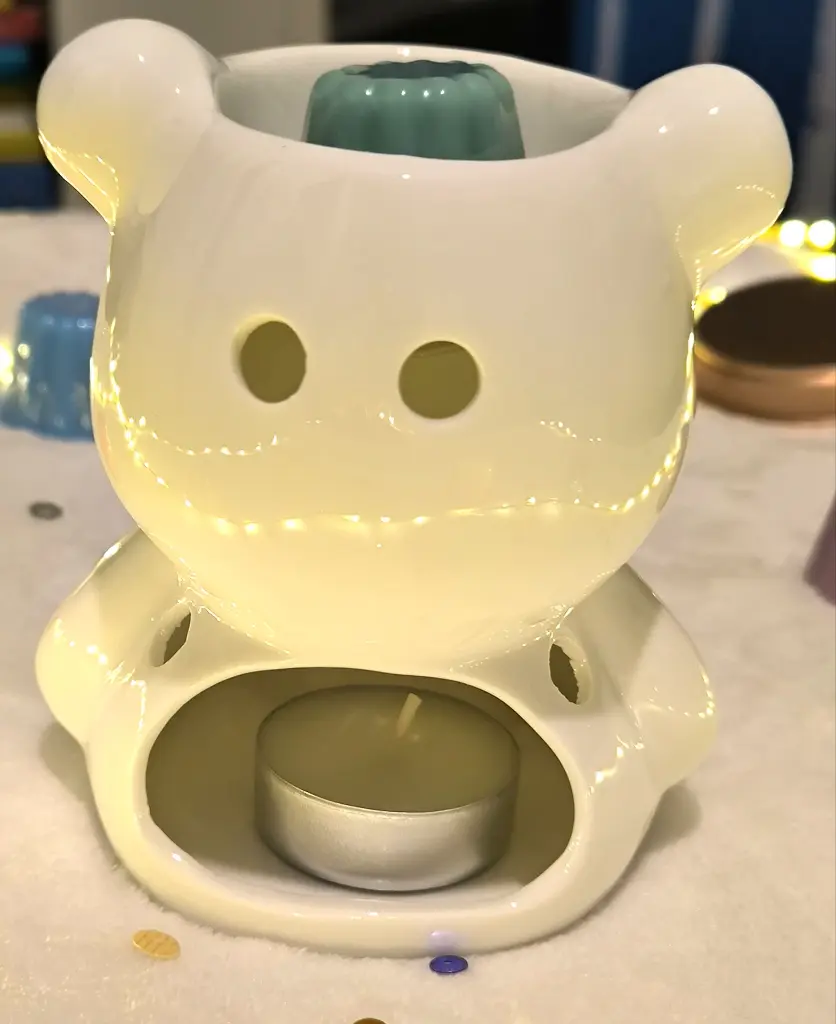 Brûle Parfum Céramy Teddy l'ours de dos – Brûleur Céramique Animaux – Diffusion Cires Parfumées, Huiles Essentielles, Parfums et Senteurs.webp