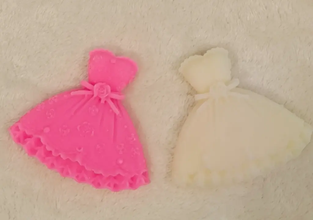 Fondants parfumés "Robes" (pour toute commande supérieure à 15 pièces merci de me contacter)  (Rose, Monoï)